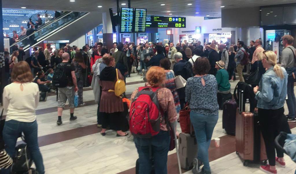 
Många tågpassagerare var fast på Stockholms central dagen före midsommarafton. Foto: TT                                            
