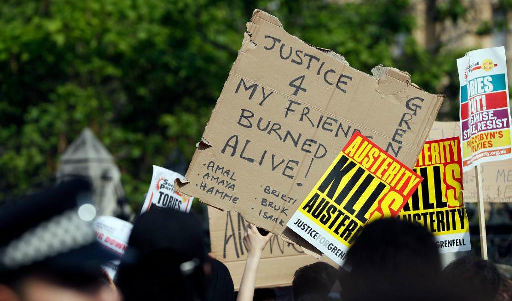 
Demonstranter kräver en full utredning och stopp för brandfarliga material efter branden i Grenfell Tower för tio dagar sedan. Bild från en protest utanför parlamentet i onsdags. Foto: Kirsty Wigglesworth/AP/TT                                            