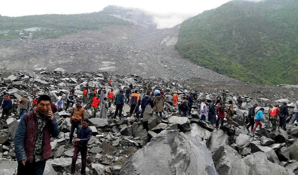 Räddningsarbete efter skredet i byn Xinmo i Sichuanprovinsen. Foto:
Chinatopix/AP/TT