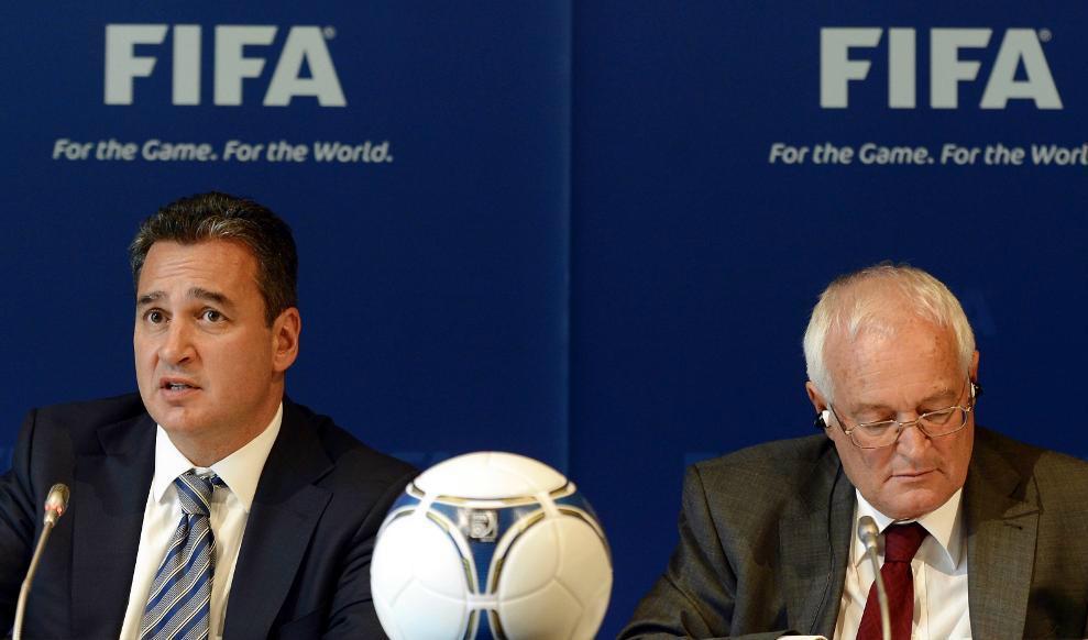

Den tyska tidningen Bild Zeitung har fått tag på ett exemplar av den hemligstämplade rapport som Michael Garcia, till vänster, satte ihop 2014 om korruptionen inom Fifa. Foto: Walter Bieri/AP/TT-arkivbild                                                                                        