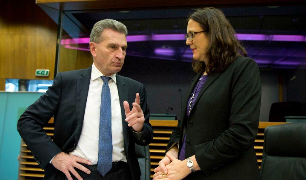 

Günther Oettinger, här i samspråk med sin kommissionärskollega Cecilia Malmström. Foto: TT-arkivbild                                                                                        