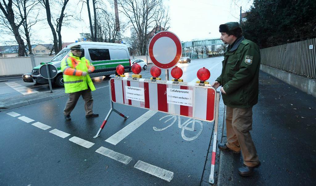 
Bomber från andra världskriget ställer fortfarande till problem i Tyskland. I staden Augsburg tvingades 54 000 människor lämna sina hem på juldagen förra året, medan myndigheterna desarmerade en bomb på nästan två ton. Foto: Tobias Hase/AP/TT                                            