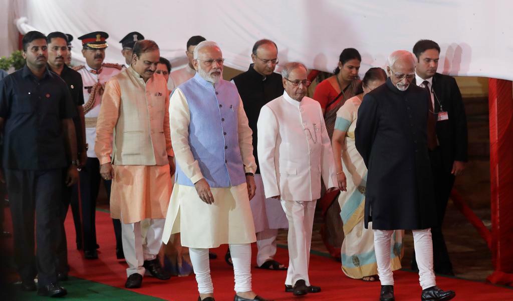 Premiärminister Narendra Modi i mitten, president Pranab Mukherjee till höger samt vicepresident Hamid Ansari går i procession till midnattsceremonin för lanseringen av skattereformen.
Manish Swarup/AP/TT