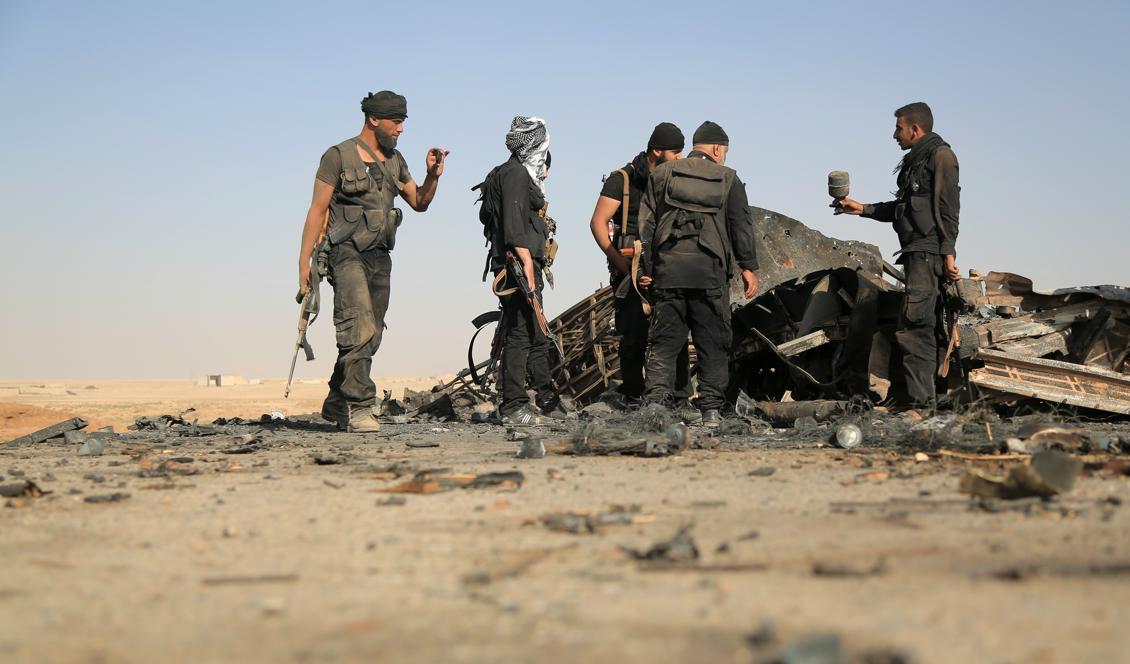 
Syriska rebeller efter en attack mot regeringsstyrkor utanför al-Raqqa. Foto: Mezar Matar/AFP/Getty Images                                            