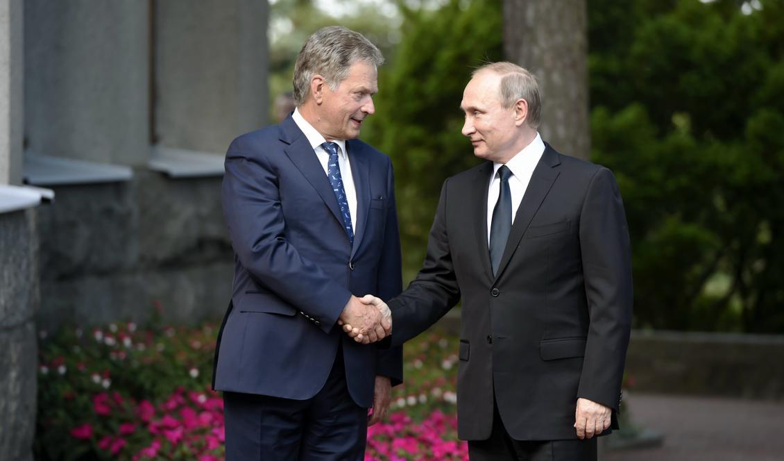 Finlands president Sauli Niinistö (vä) välkomnar Rysslands president Vladimir Putin till Naantali, Finland i juli 2016. Foto: Jussi Nukari/AFP/Getty Images