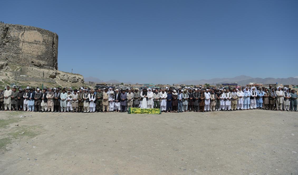 

Att minst 80 personer dog och 460 skadades skapar oro i Kabul och protester på gatorna. Här har sörjande radat upp sig bakom en kista. Foto Shah Marai/AFP/Getty Images                                                                                        