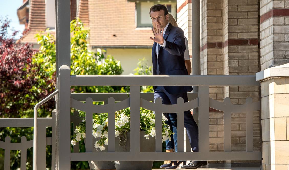 
Frankrikes president Emmanuel Macron vinkar när han lämnar hemmet i Le Touquet, norra Frankrike. Foto: Philippe Huguen/AFP/Getty Images                                            