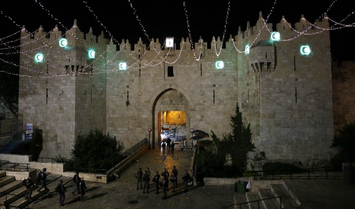 Israeliska säkerhetsstyrkor patrullerar utanför Damaskusporten i Jerusalems gamla stad den 16 juni 2017 efter attacken på poliserna. Foto: Ahmad Gharabli/AFP/Getty Images.