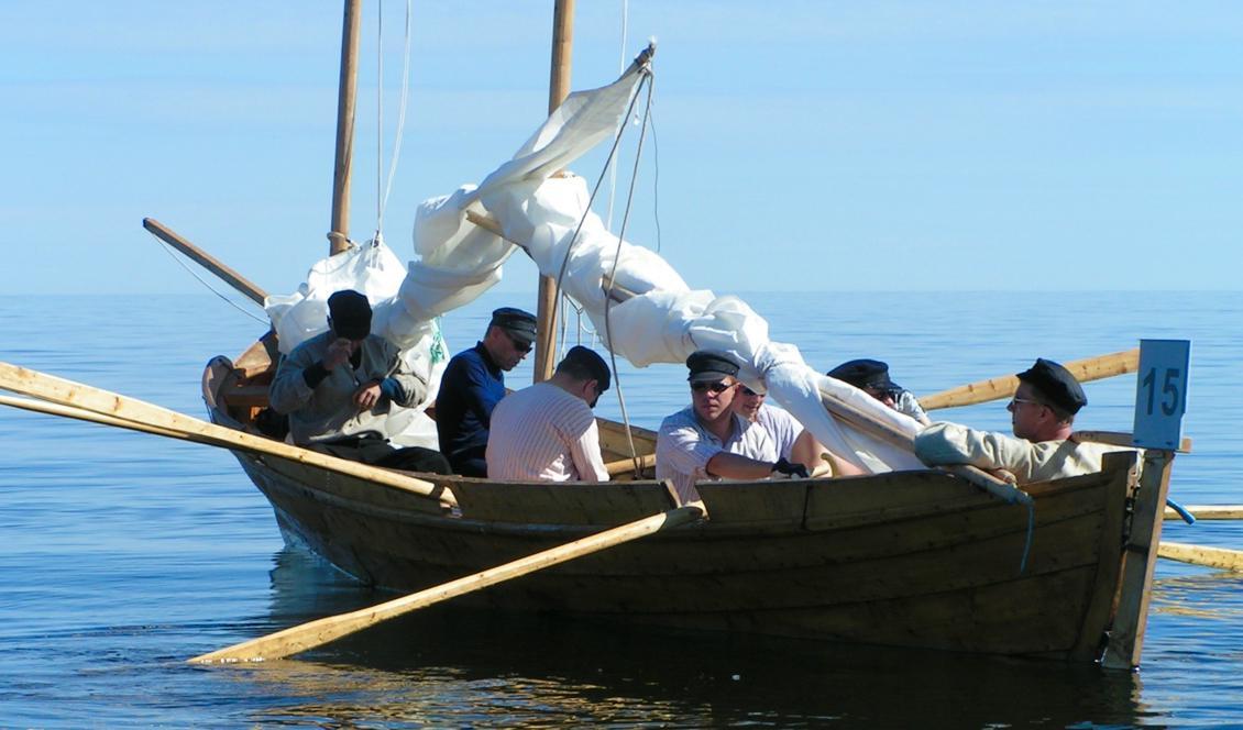 

På väg mot Holmön i 2005 års Postrodd. Solen är behaglig, men lite vind i seglen under färden är alltid välkommet. Foto: Gustaf Egnell                                                                                        