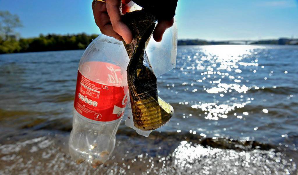 
Omkring 8 000 kubikmeter plastskräp sköljs in varje år på svenska stränder. Foto: 
Anders Wiklund/TT-arkivbild                                            