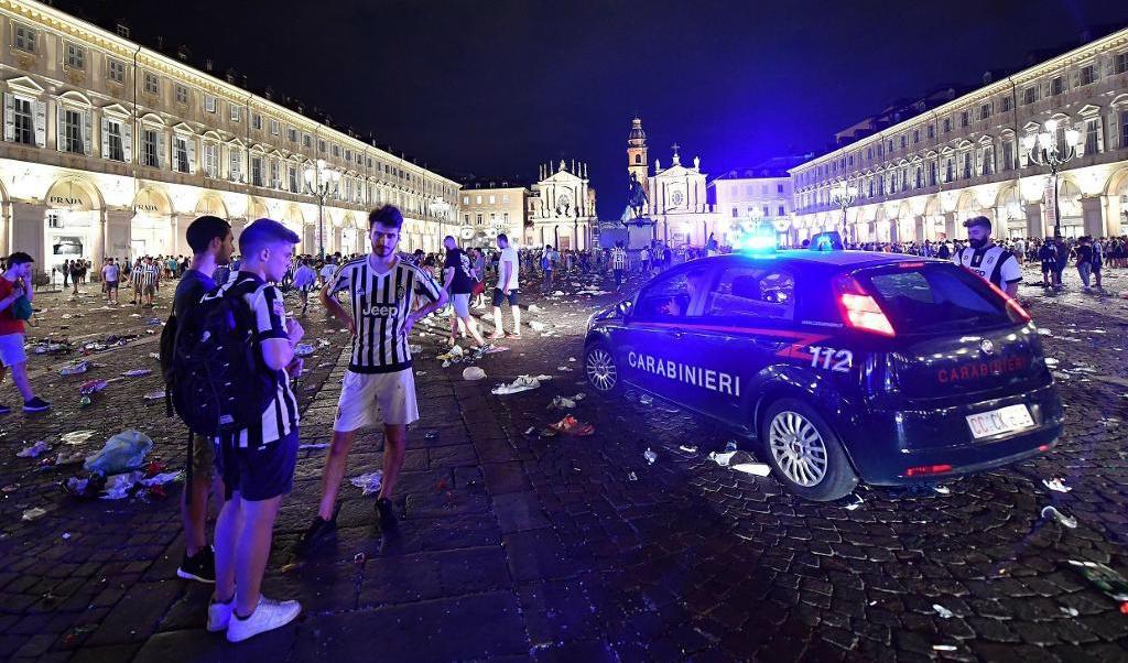 
En sjuårig pojke uppges vara allvarligt skadad efter tumultet. Foto: Alessandro Di Marco/ANSA/AP/TT                                            