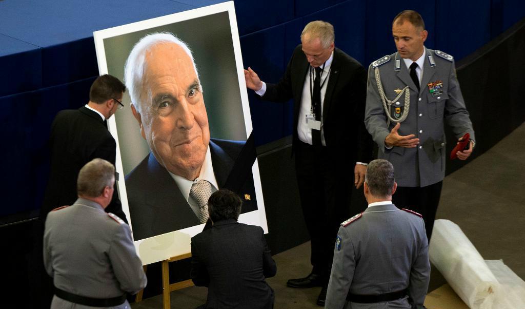 
Ett porträtt av Helmut Kohl sätts upp i samband med dagens EU-ceremoni i Strasbourg. Foto: Michel Euler/AP/TT                                            