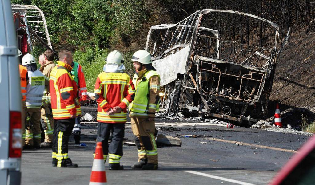 
Räddningspersonal och brandmän vid den utbrända bussen i Bayern. Foto: Nicolas Armer/DPA/AP/TT                                            