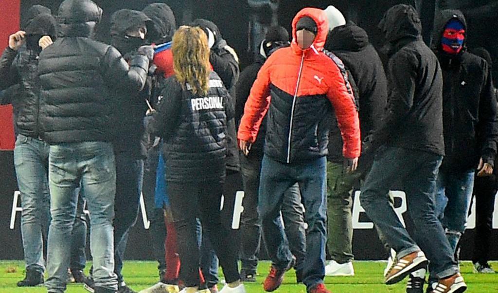 
Planen stormades av hemmasupportrar som slet tröjan av Jordan Larsson (röd tröja) efter kvalmatch till allsvenskan mellan Helsingborg och Halmstad på Olympia i Helsingborg. Foto: Emil Langvad/TT-arkivbild                                            
