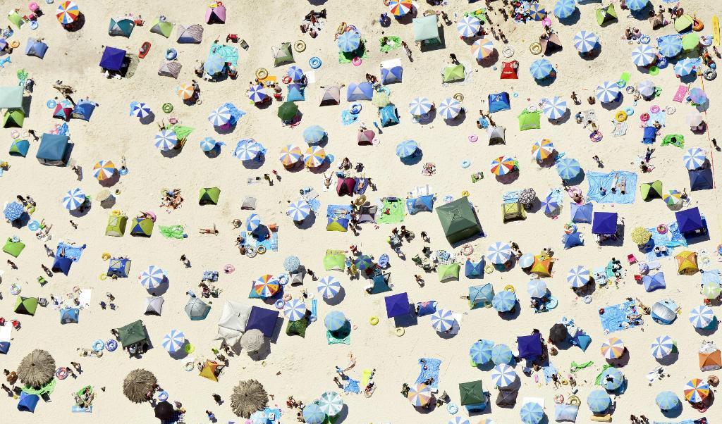 
Svalt sommarväder har skapat rusning till solen. Foto: AP/TT-arkivbild                                            