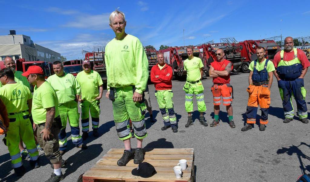 
Jan Spanedal, fackklubbsordförande för Transport på företaget Reno Norden, informerar sina kollegor då Stockholms sopåkare på onsdagsmorgonen gick ut i vild strejk för att protestera mot det nya löneavtalet.                                            