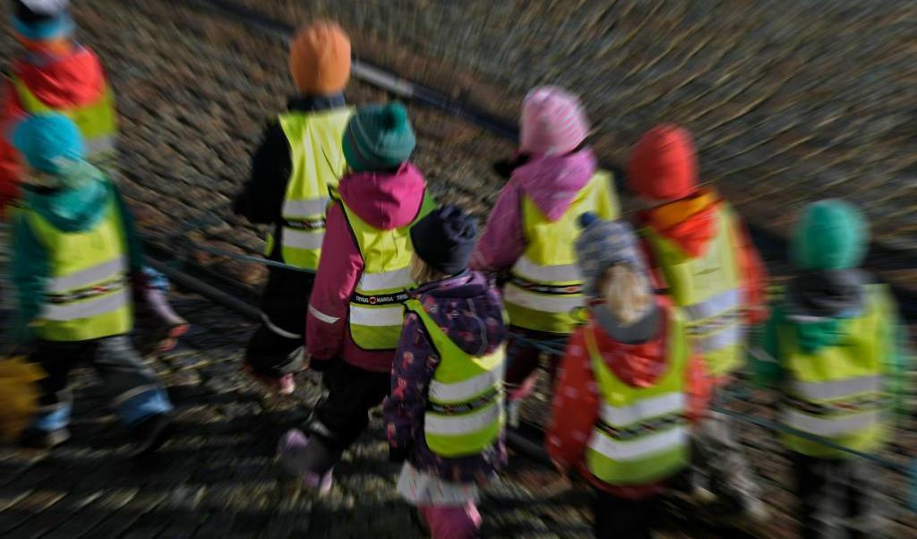 
Alla barn fick snabbt gå till en lekplats när polisens bombgrupp kom. Foto: Hasse Holmberg/TT-arkivbild                                            