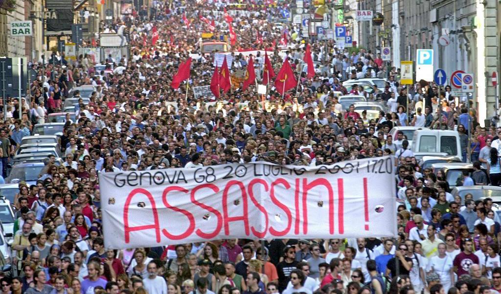 
Protester mot våldet under G8-mötet 2001, då en demonstrant blev ihjälskjuten av polisen. Foto: Pier Paolo Cito/AP/TT-arkivbild                                            