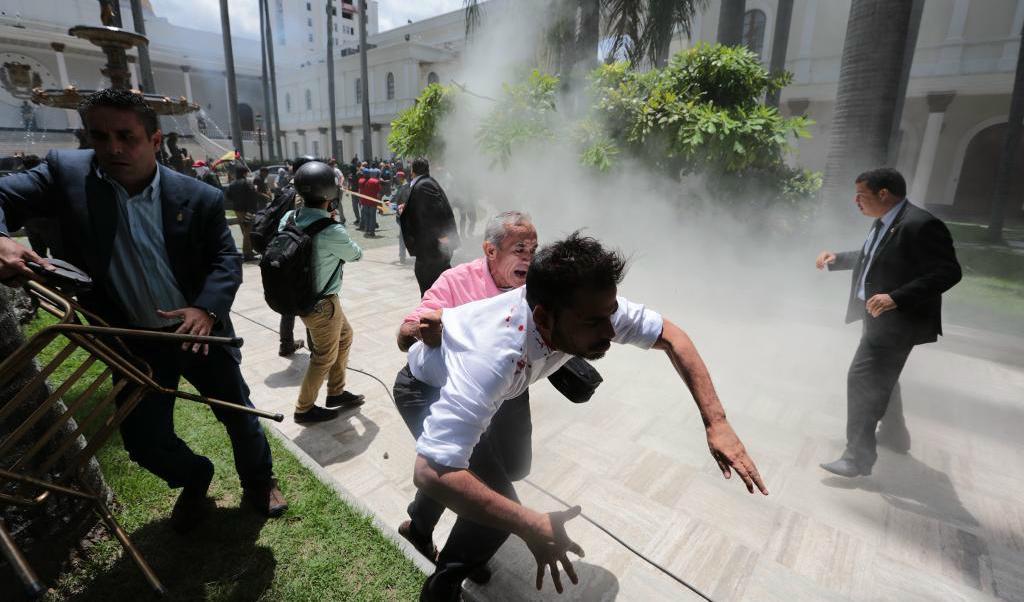

Människor flyr vid parlamentet. Foto: Fernando Llano/AP/TT                                                                                        