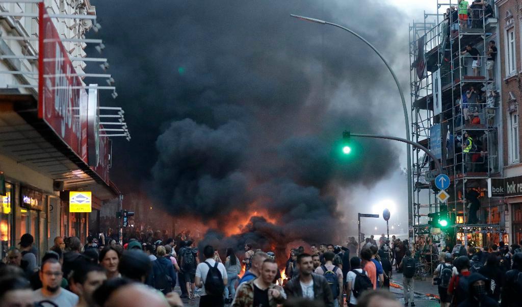 
Bråte har satts i brand på gatorna. Foto: Matthias Schrader/AP/TT                                            