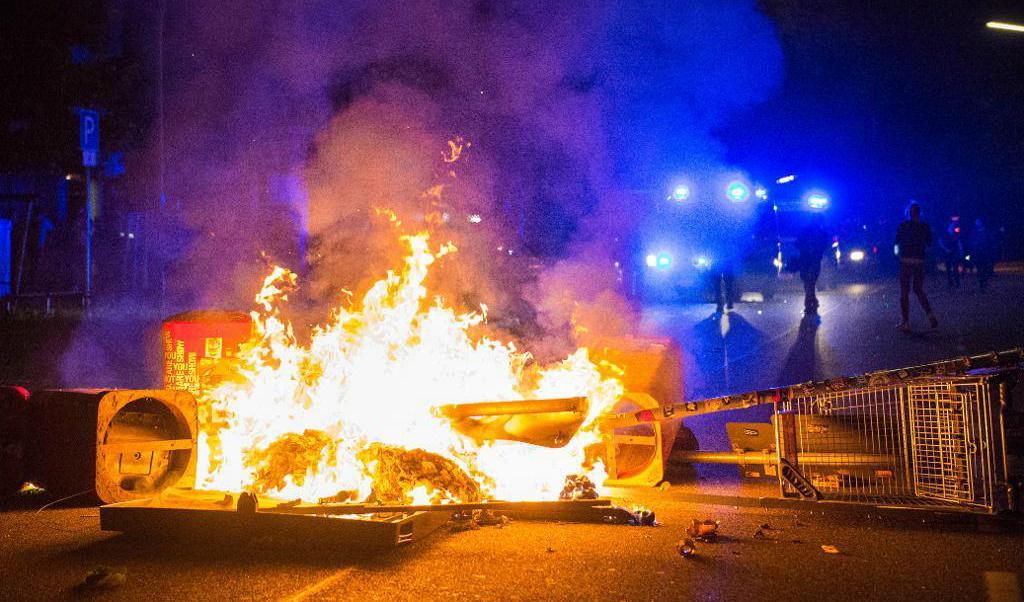 
Brinnande barrikader på Hamburgs gator. Foto: Daniel Bockwoldt/AP/TT                                            