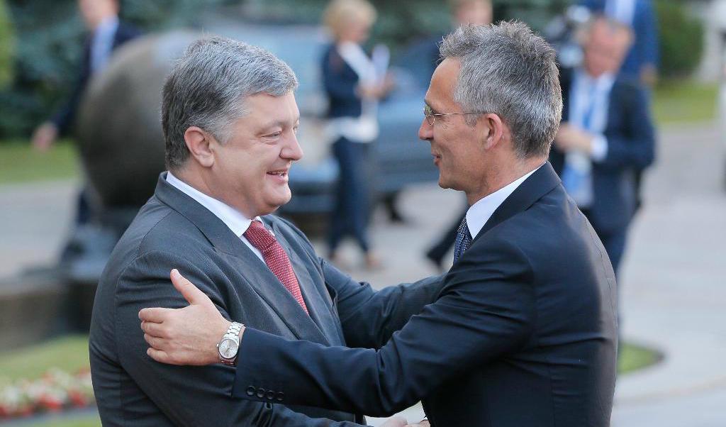 
Ukrainas president Petro Porosjenko med Natos generalsekreterare Jens Stoltenberg. Foto: TT                                            