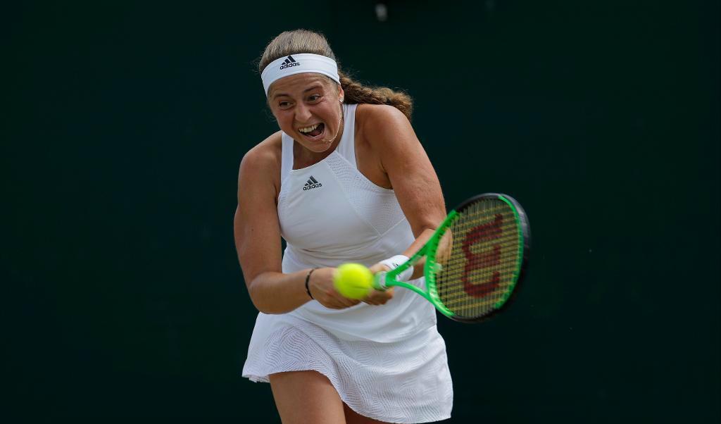 
Jelena Ostapenko håller inte igen i tillslaget. Foto: Alastair Grant/AP/TT                                            