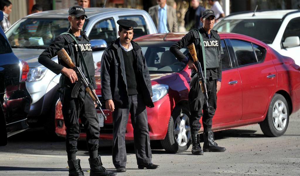 
Egyptisk polis utanför ett hotell i Hurghada i Egypten där tre turister, varav en svensk, knivskadades i fjol. Foto: Mohsen Nabil/AP/TT-arkivbild                                            
