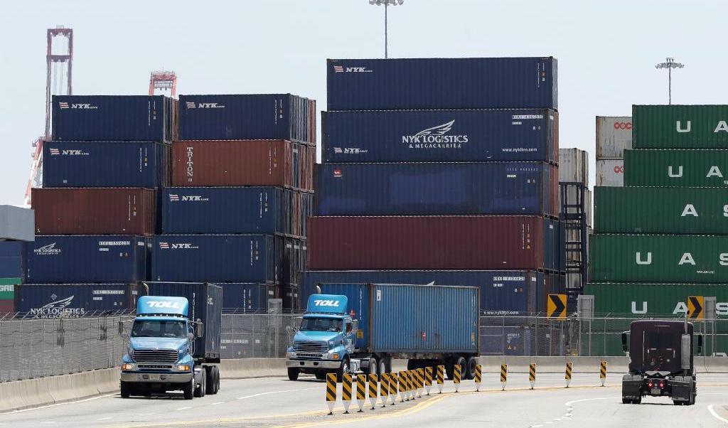 


Containrar i hamnen Elisabeth i New Jersey i USA, staplas på hög, efter att hamnen utsatts för en cyber-attack och verksamheten stannat av. Foto: Julio Cortez AP/TT-arkivbild                                                                                                                                    