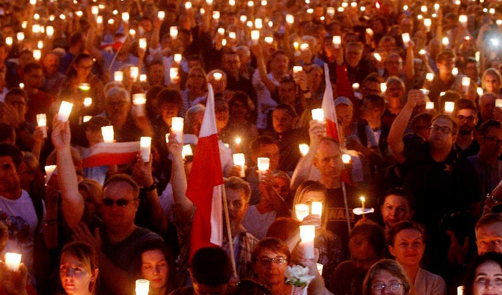 
Regeringskritiska demonstranter utanför Högsta domstolen i Warszawa i helgen.                                            