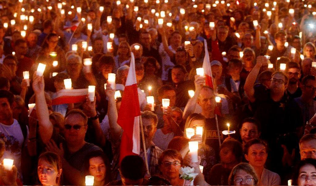 Regeringskritiska demonstranter utanför Högsta domstolen i Warszawa i helgen. Arkivbild. Foto: Czarek Sokolowski/AP/TT