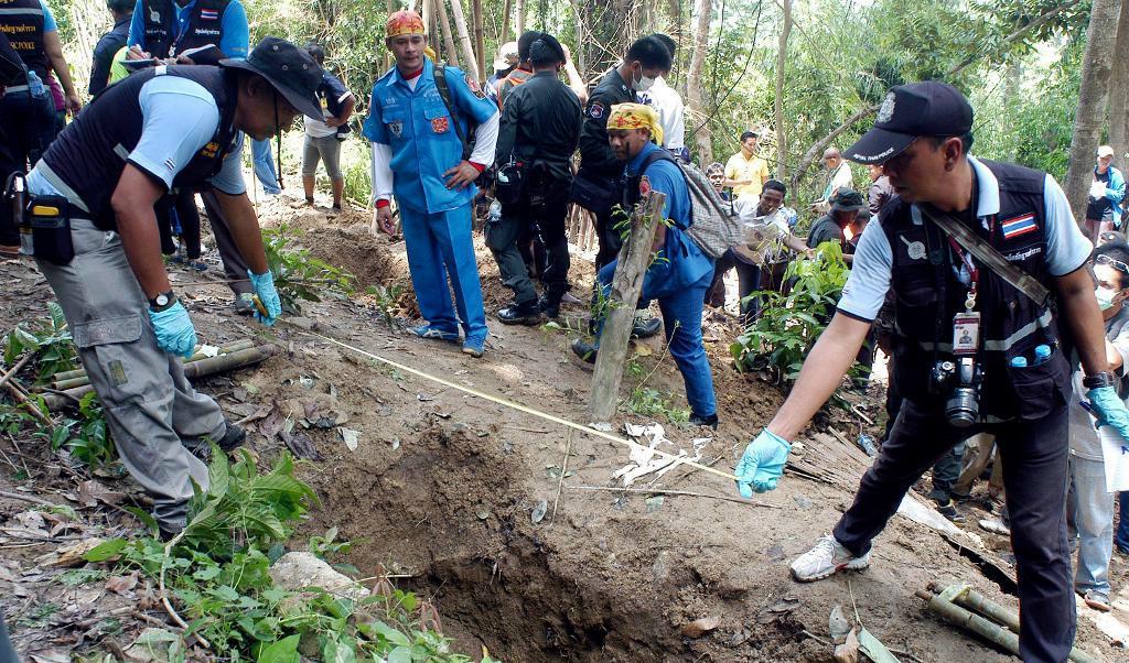 



För två år sedan hittades gravar i södra Thailand, med döda människor som hållits fångna i läger av traffickingnätverk. Foto: Sumeth Panpetch/AP/TT-arkivbild                                                                                                                                                                                