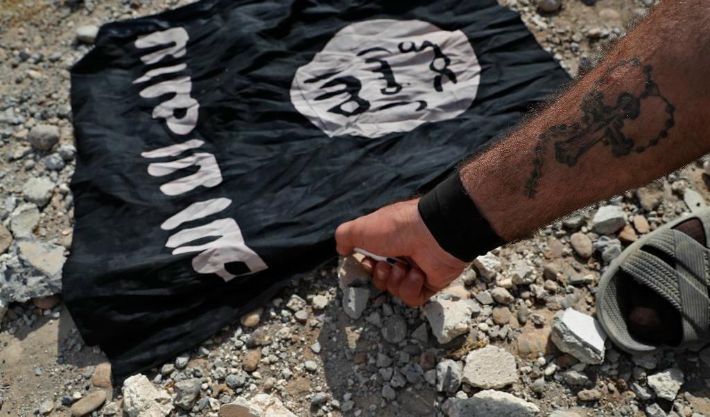 En soldat bränner en IS-flagga. Arkivbild. Foto: Hussein Malla/AP/TT