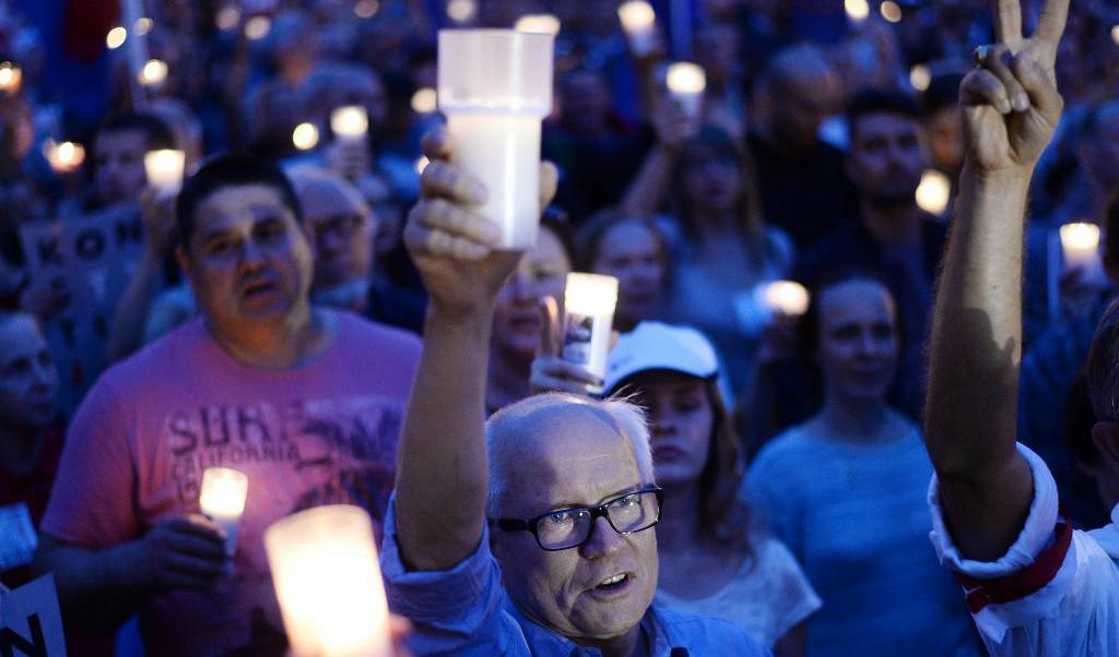 
Demonstranter utanför Högsta domstolen i Polens huvudstad Warszawa. Foto: Alik Keplicz/AP/TT                                            