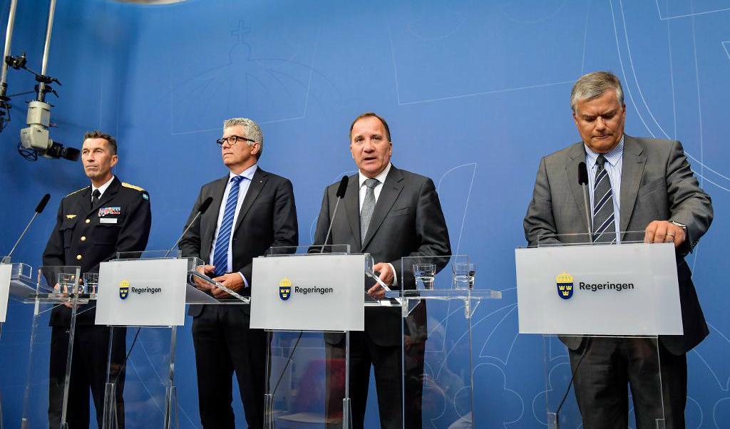 På pressträffen närvarade ÖB Micael Bydén, Säpochefen Anders Thornberg, statsminister Stefan Löfven (S) och Jonas Bjelfvenstam, generaldirektör Transportstyrelsen. Foto: Stina Stjernkvist/TT
