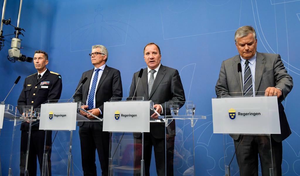 

Både Säpochefen och Överbefälhavaren påtalade på en pressträff bristerna i säkerhetstänk på svenska myndigheter. 
På pressträffen närvarade ÖB Micael Bydén, Säpochefen Anders Thornberg, statsminister Stefan Löfven (S) och Jonas Bjelfvenstam, generaldirektör Transportstyrelsen. Foto: Stina Stjernkvist/TT                                                                                        
