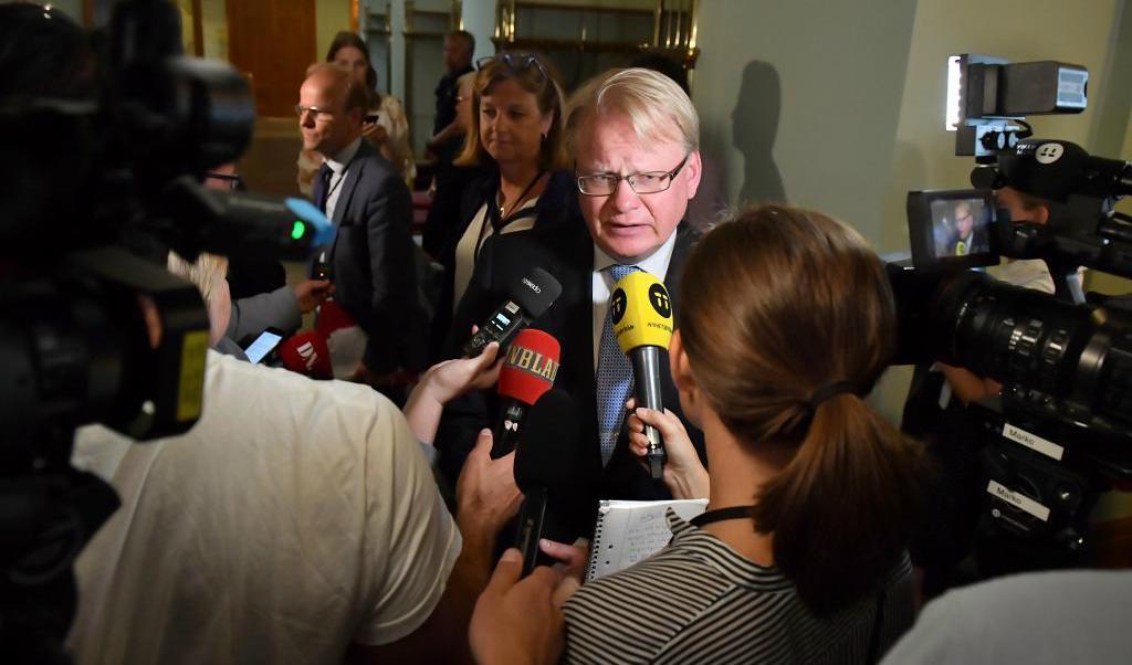 

Försvarsminister Peter Hultqvist hade möte med riksdagens försvarsutskott om Transportstyrelsens IT-skandal. Ett stort pressuppbåd väntade på honom utanför. Foto: Stina Stjernkvist/TT                                                                                        