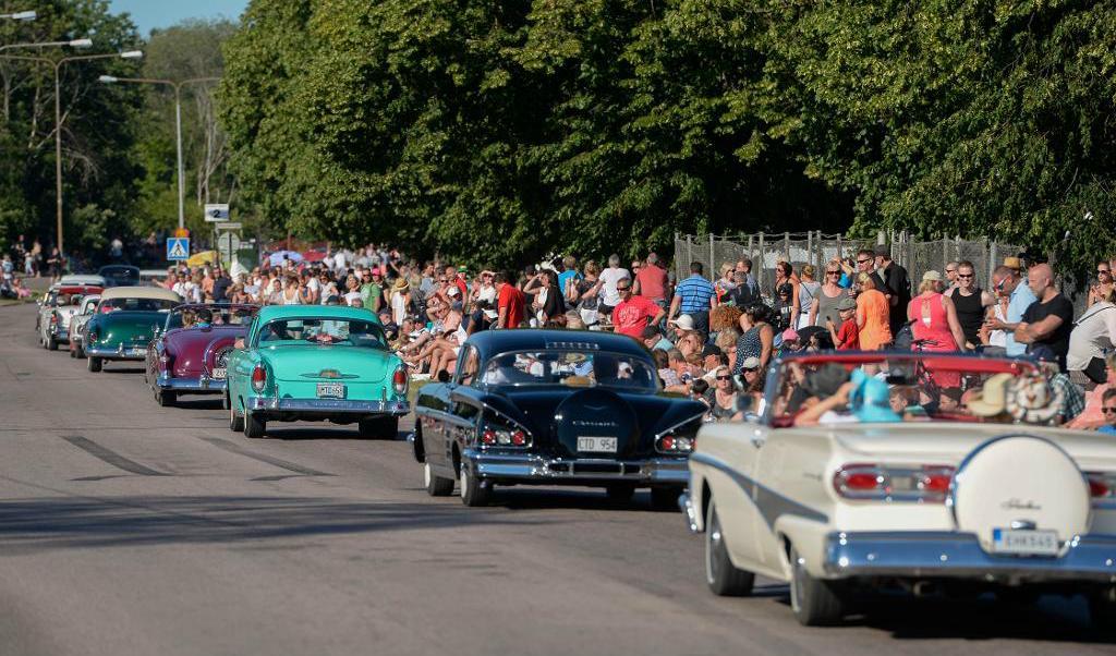 
Polisen i Dalarna är kritisk mot att en del veteranbilförare under cruising gör så kallade "burnouts". På bilden en veteranbilparad i Västerås. Foto: Pontus Lundahl/TT                                            