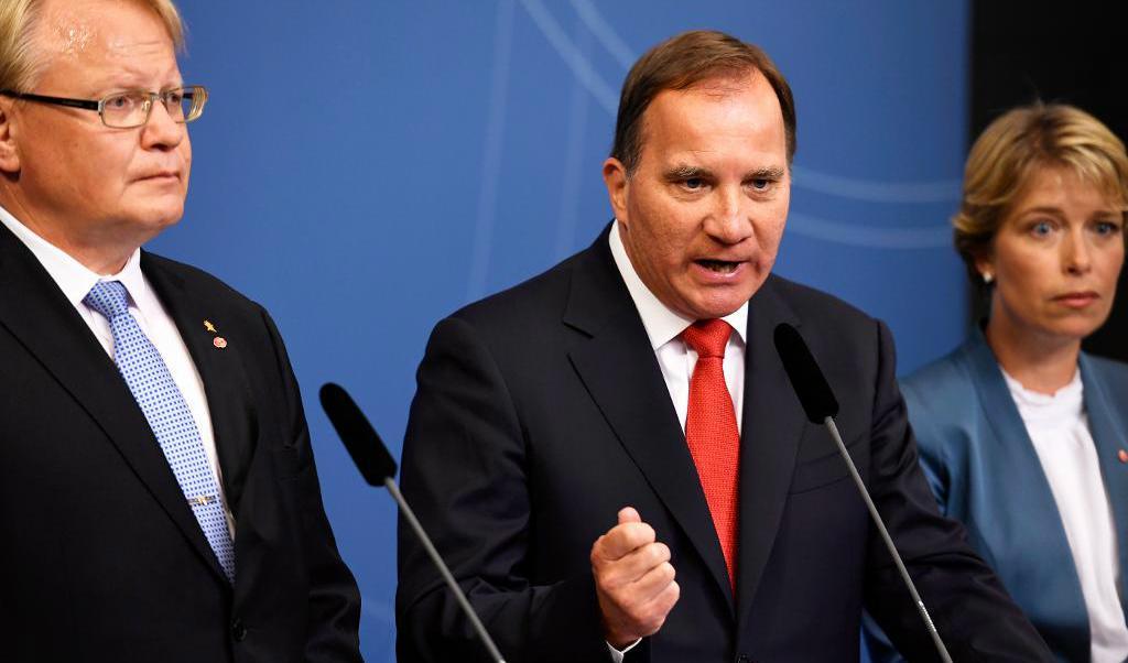 

Peter Hultqvist, försvarsminister, statsminister Stefan Löfven, Annika Strandhäll, socialminister, under pressträffen i Rosenbad. Stefan Löfven ombildar regeringen och inrikesminister Anders Ygeman och infrastrukturminister Anna Johansson får avgå. Foto: TT                                                                                        