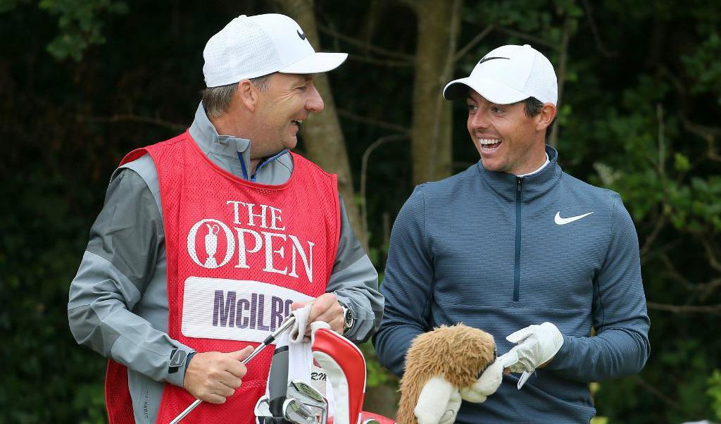 

Nu är det slutskrattat för Rory McIlroy och hans caddie J.P. Fitzgerald, som sparkas av världsfyran. Foto: 
Richard Sellers/AP/TT-arkivbild                                                                                        