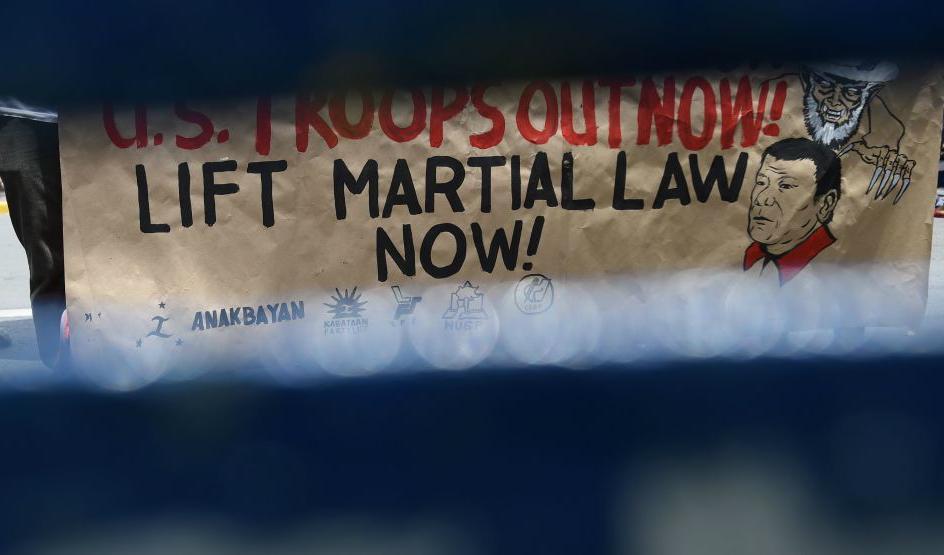 
Demonstration mot det militära undantagstillståndet framför domstolen i Manila. Foto: Ted Aljibe/AFP/Getty Images                                            