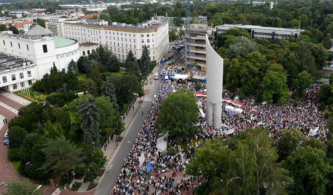 Hundratals regeringsmotståndare protesterar framför parlamentsbyggnaden i Warszawa den 16 juli 2017 mot ny lagstiftning som omorganiserar Polens rättsväsende och ställer domare under politiskt inflytande. Foto: Janek Skarzynsi/AFP/Getty Images.