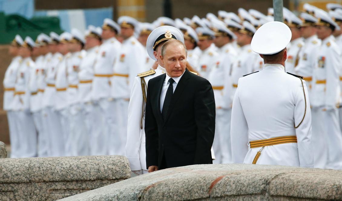 
Rysslands president Vladimir Putin under ett besök i Sankt Petersburg i helgen där landets marina kraft visades upp. (Foto: Alexander Zemlianichenko/AFP/Getty Images                                            