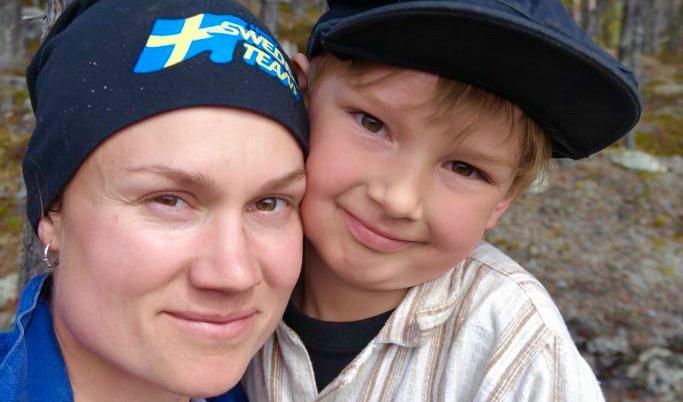 




Dante och jag har antagit utmaningen (som vi själva hittat på) att ta hand om femåringarnas matavfall på förskolan i Storuman. Foto: Heidi Andersson                                                                                                                                                                                                                            