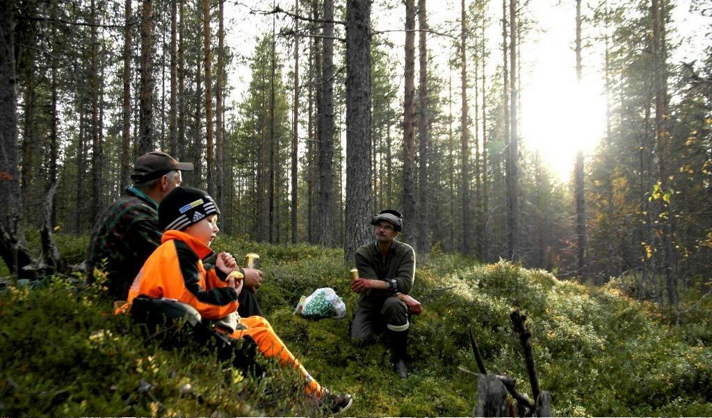 



Fikapaus. Dante, farbror Leif och pappa Kent. Foton: Heidi Andersson                                                                                                                                                                                
