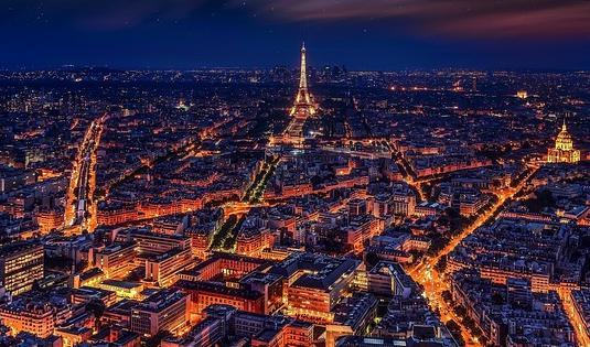 











Nattvy över Paris. Benjamin Kong jämför kroppens meridiansystem med vägnätet i en stad.                                                                                                                                                                                                                                                                                                                                                                                                                                                                                                                                                