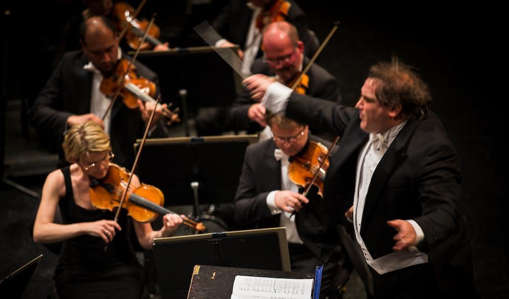 


Jaime Martin, chefsdirigent för Gävle symfoniorkester. Foto: Gävle konserthus                                                                                                                                    
