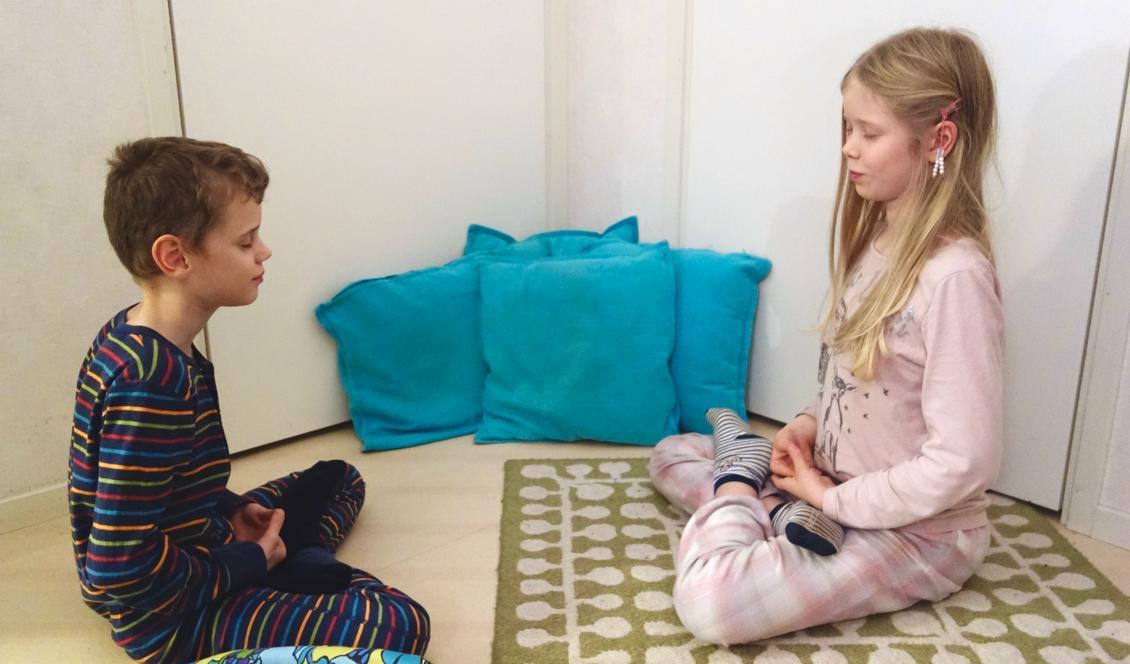 




Meditationen är lugnande även om det blir lite fniss ibland. Foto: Eva Sagerfors                                                                                                                                                                                                                            
