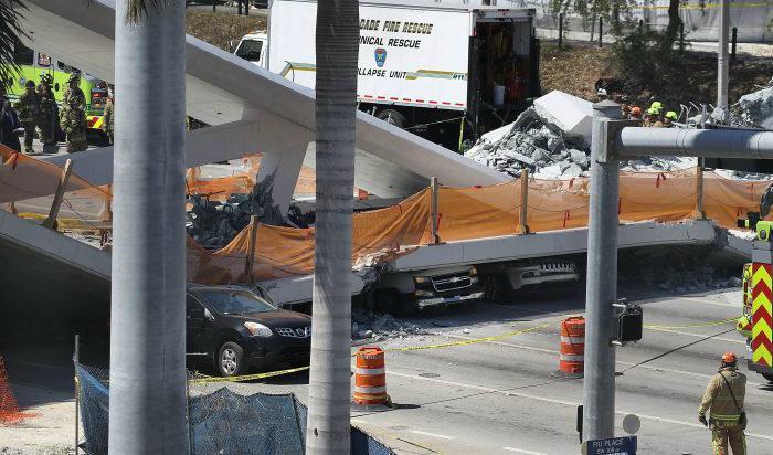 

Fordon sitter fast under den rasade gångbron i Miami, Florida, 15 mars, 2018. Foto: Joe Raedle/Getty Images                                                                                        