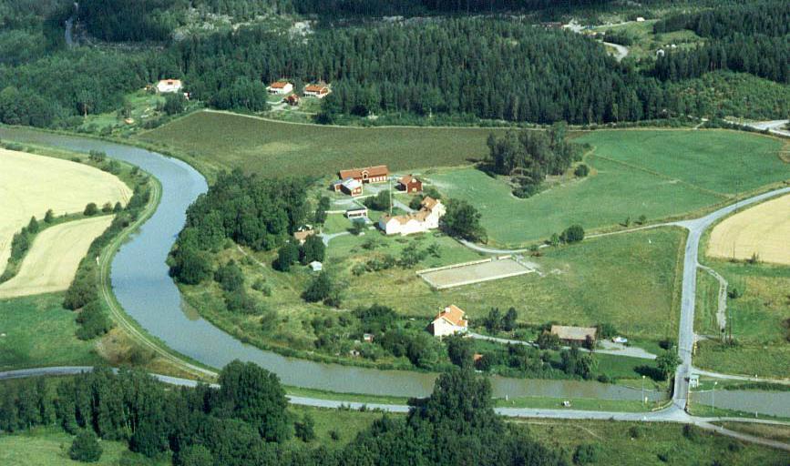 


Vänneberga Gård Bed & Breakfast är bland de företag som ligger längs väg 801 som syns i förgrunden, precis där vägen korsar Göta Kanal. Foto: Foto: Länsstyrelsen i E-län, kulturmiljöenheten/ Jan Norrman, Riksantikvarieämbetet. 1991.                                                                                                                                    